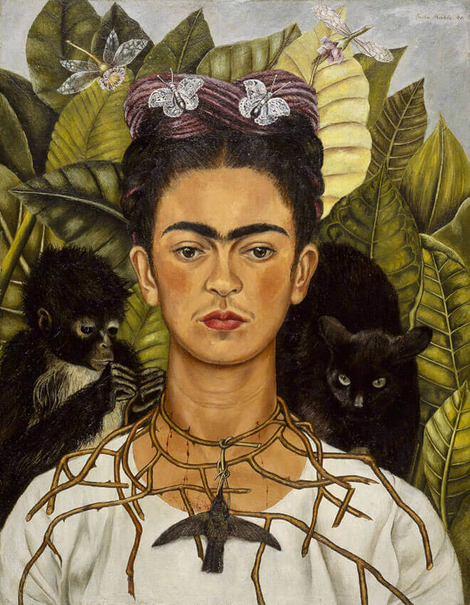 Autoportrait au collier d’épines et colibri” : réalisée en 1940, ce Frida Kahlo autoportrait est le plus représentatif du style et du talent de l’artiste. C’est une peinture à l’huile de petit format qui représente Frida de face, le visage triste et le regard perdu. Le tableau symbolise le tourment de l’artiste suite à son récent divorce.