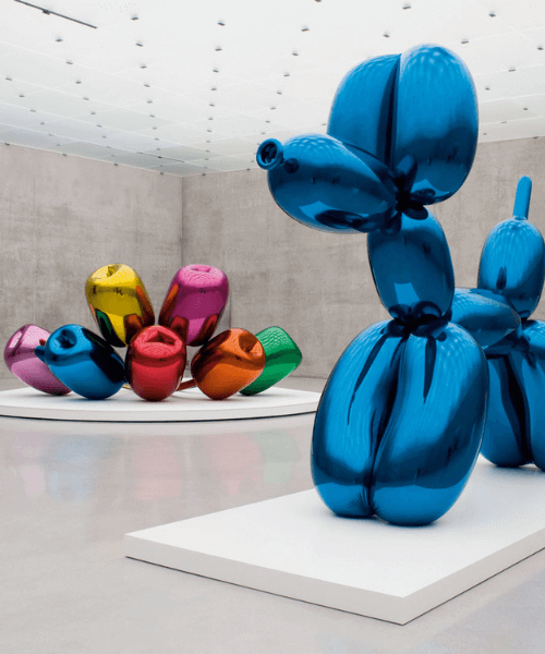 Balloon Dog Blue de Jeff Koons, sculpture icônique en acier inoxydable coloré du maître du néo-pop américain