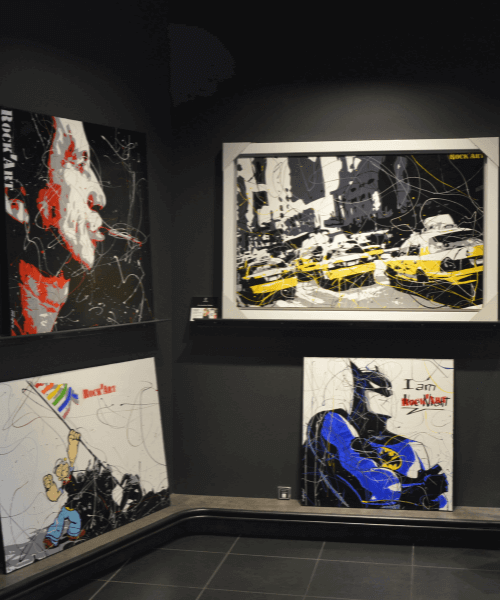 Vente aux enchères d’art — commissaire-priseur et enchérisseurs lors d’une vente d’œuvres d’art