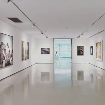 Salle d'exposition d'art contemporain