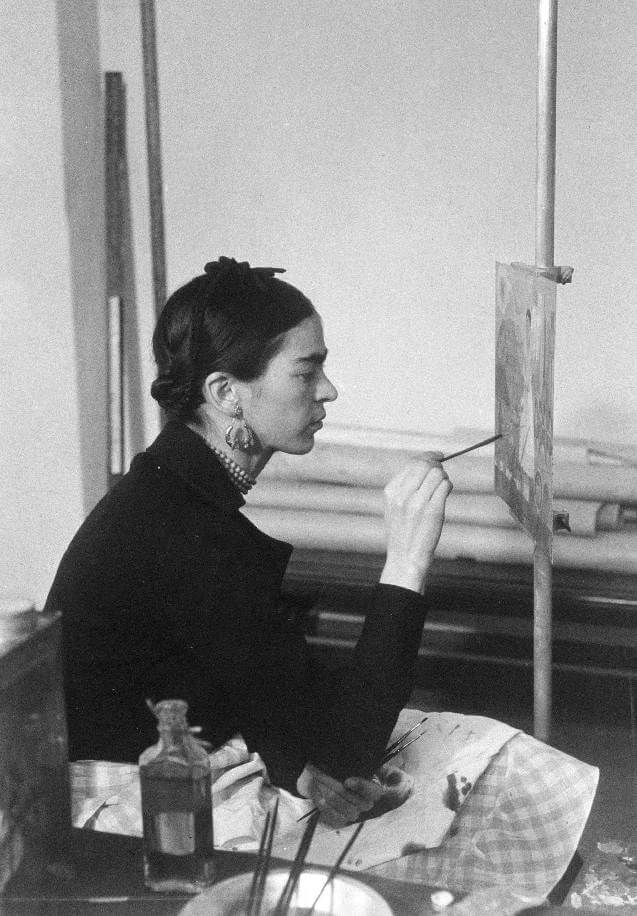  Vous aimez l’art moderne ? Frida Kahlo est une artiste-peintre mondialement connue. Née en 1907 et décédée en 1957, à l'âge de 47 ans, Kahlo est un personnage à part entière qui ne cesse de nous étonner. Voici 10 choses à savoir sur cette immense artiste, pour être incollable sur le sujet !