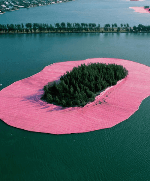 Surrounded Islands de Christo et Jeanne-Claude, 1983, œuvre icônique du courant land art