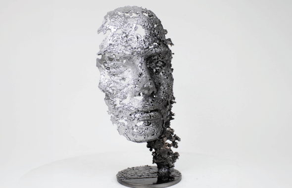 Metallskulptur, Klassische Figurative: Eine Träne Stahl 59-22 von Buil Philippe, die ein Gesicht darstellt.
