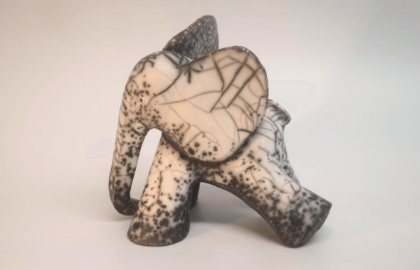  Skulptur aus Raku, Figürlich - Tiere: Der Elefant, geschnitzt von Roche Clarisse, einer französischen Bildhauerin.