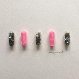 Peinture black pills par Marjot Emily Jane  | Tableau Abstrait Minimaliste