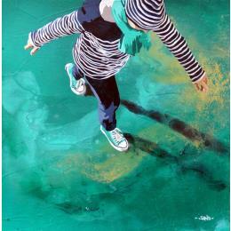 Peinture marche en marinière par Sand | Tableau Figuratif Acrylique Marine, Scènes de vie