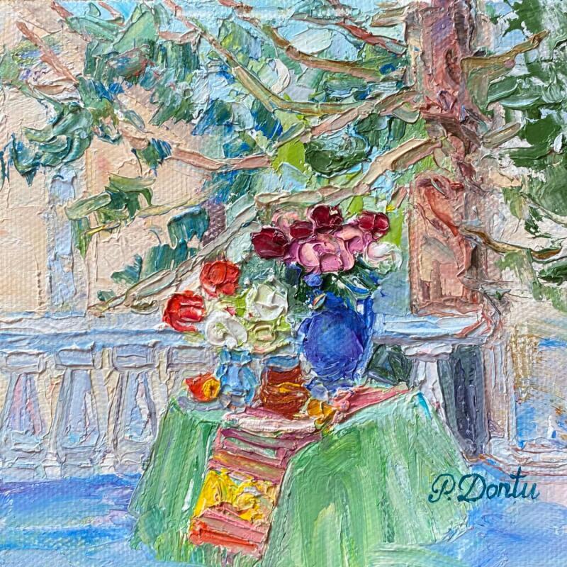 Peinture Le vase bleu avec des roses sur la terrasse  par Dontu Patricia | Tableau Figuratif Huile