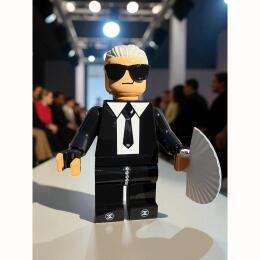 Sculpture LEGO LAGERFELD par Le Marquis | Sculpture Figuratif Acrylique, Céramique Mode