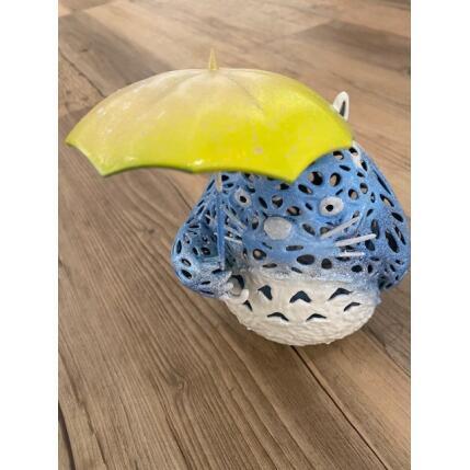 Sculpture Winter Totoro umbrella par Shenoda | Sculpture Pop-art Graffiti, Résine