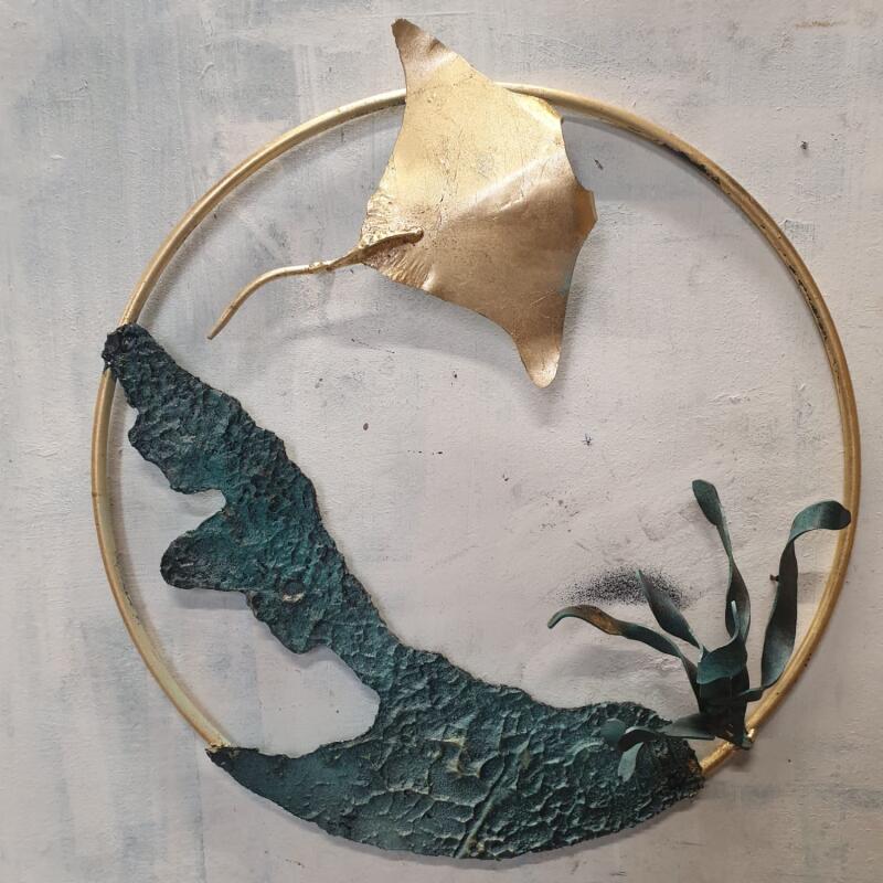Sculpture raie murale à l'algue bleue by Eres Nicolas | Sculpture Figurative Animals Metal
