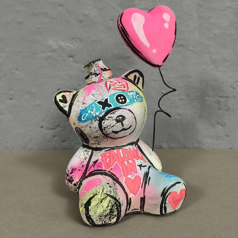 Sculpture L'ourson falling in love by Sufyr | Sculpture Street art Graffiti Posca