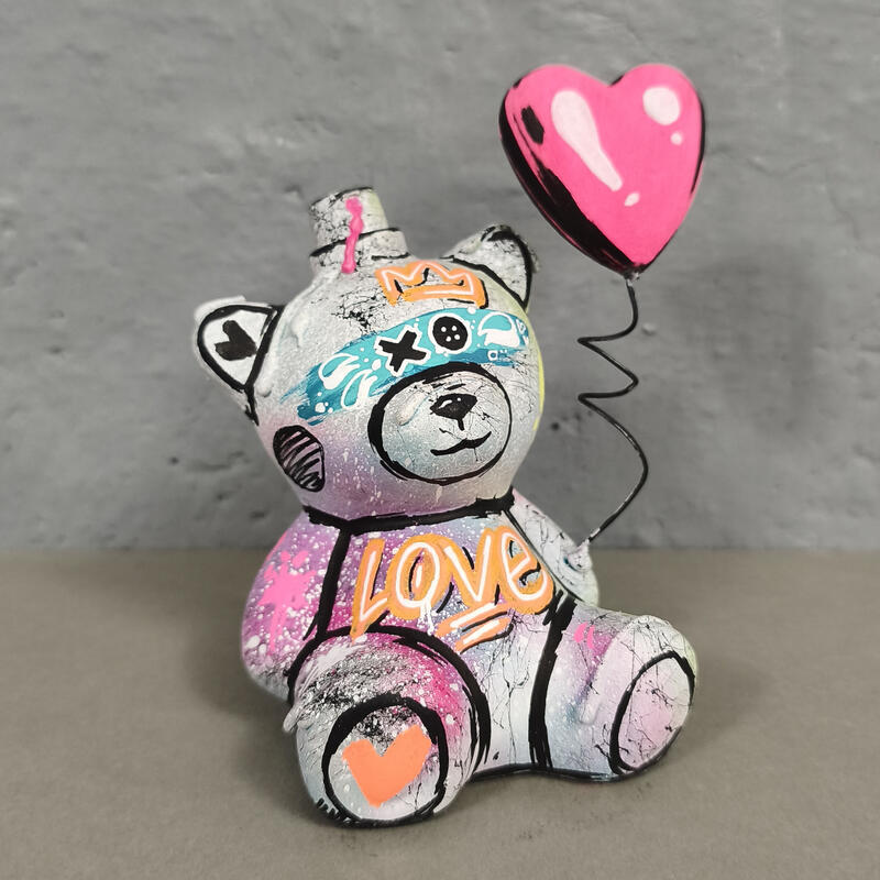 Sculpture L'ourson love by Sufyr | Sculpture Street art Graffiti Posca